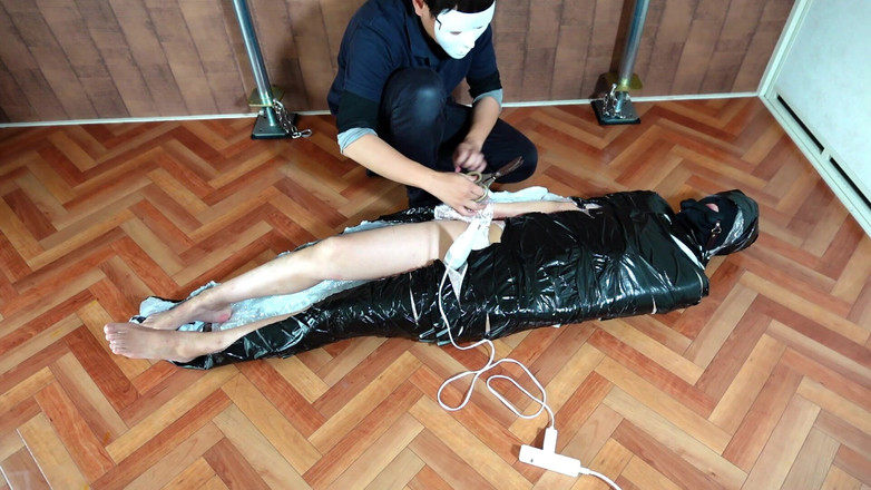 ushirosugatanomiki: Mummification – tubuh wanita penuh membungkus