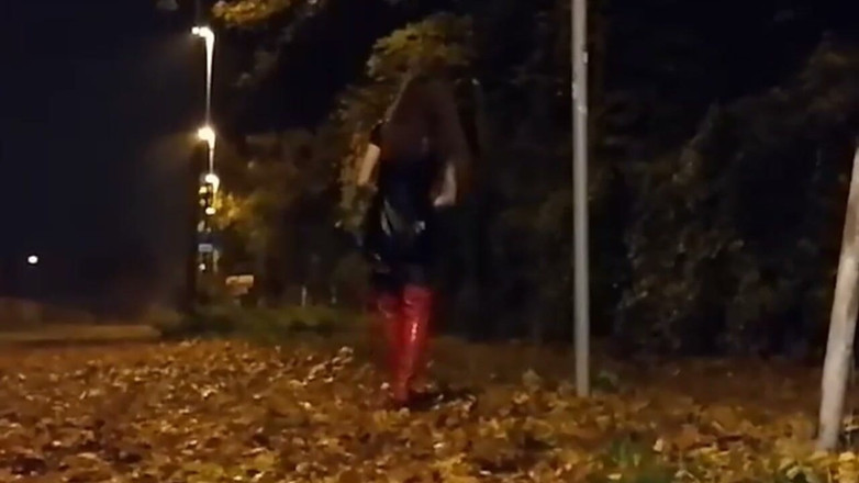 Slut Bella: Troia Bella si spoglia all'aperto di notte e gioca con...