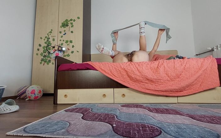 Mirsur: Amatörbrunett gör yoga naken