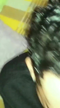Freund lässt mich das gefühl haben, mit nassem warmem mund und hand in der muschi zu sein