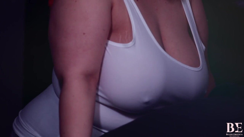 Blush erotica: 大胸部假阳具口交场景丽莎布鲁什情色公主