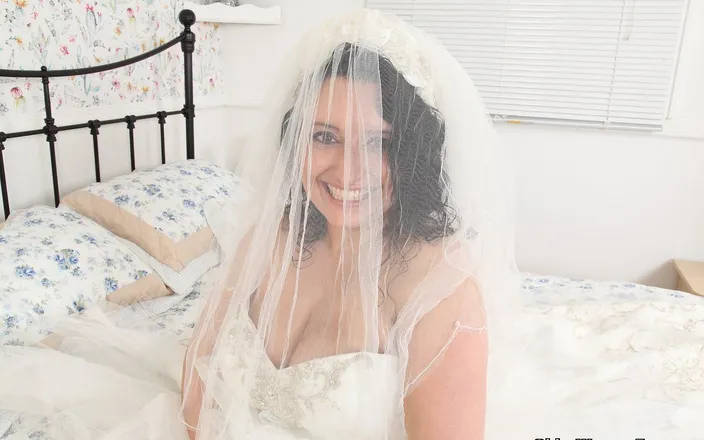 Older Woman Fun: A tady přichází nevěsta a ona si strčí prstem do...