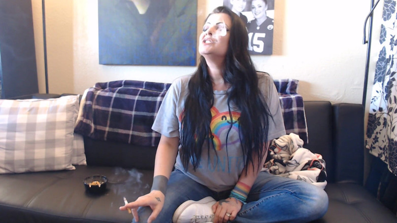 Abby Anna: Mocking the obsessed smoke lover