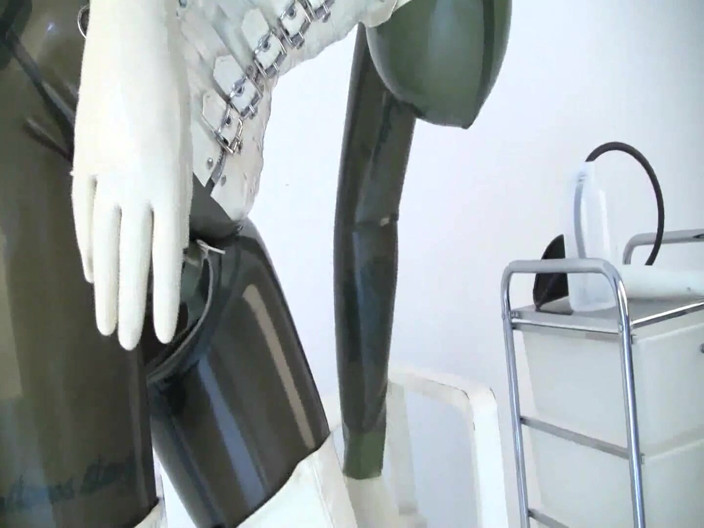 Adreena Winters: Troia di piscio bollente