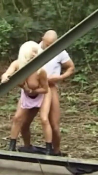 Une femme mature à forte poitrine se fait baiser par une grosse bite qui éjacule sur ses seins