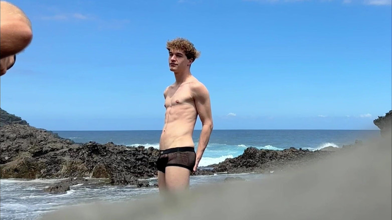 bleshporn: Ayden brooks lagi asik sama tim blesh di luar ruangan