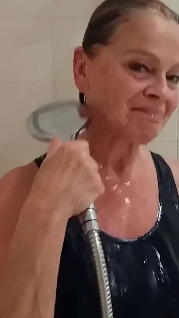 martinawest: Babcia W Obcisłym Stroju Kąpielowym Pod Prysznicem!