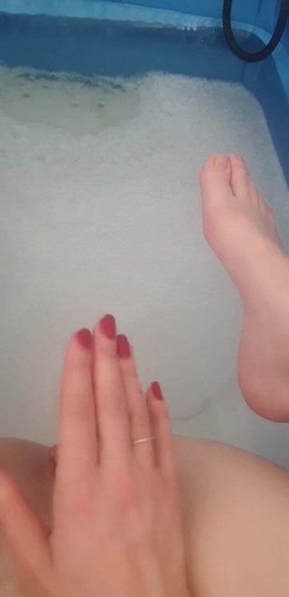 Wet and dirty: Masturbace v koupelně