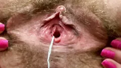 ¡Vine dos veces durante mi fase! De cerca coño peludo, gran clítoris castigando el orgasmo mojado