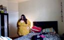 SSBBW Lady Brads: खूबसूरत विशालकाय सुन्दर महिला एसएसबीडब्ल्यू बेडरूम कपड़े उतार रही है