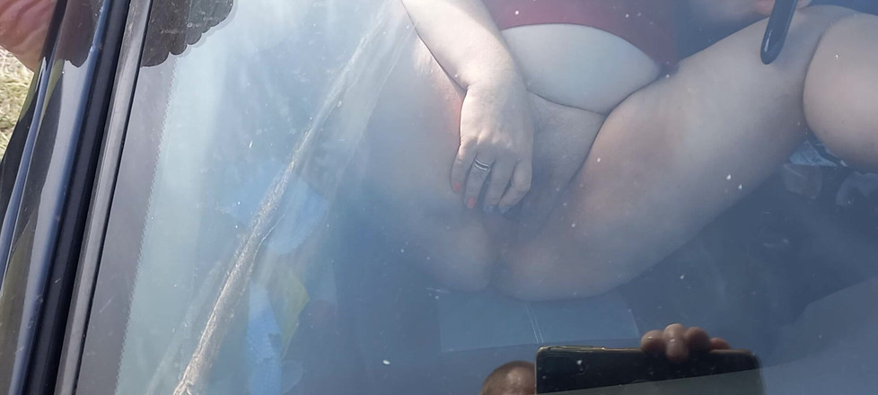 Zona901: Cận cảnh âm hộ thủ dâm với đồ chơi trong xe hơi