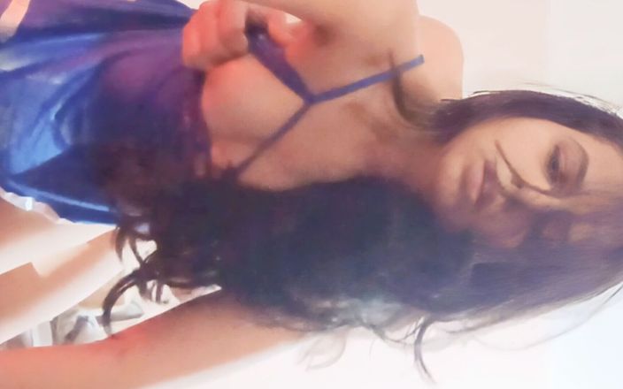 Hot Sis: Hermanastra Latika fumando y duro