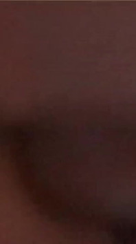Une scène excitante avec une MILF sexy avide de s'amuser comme une salope prenant une grosse bite bien dure