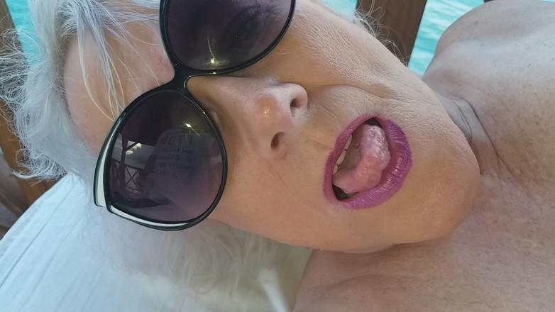 PureVicky66: Nadržená babička masturbuje s robertkem