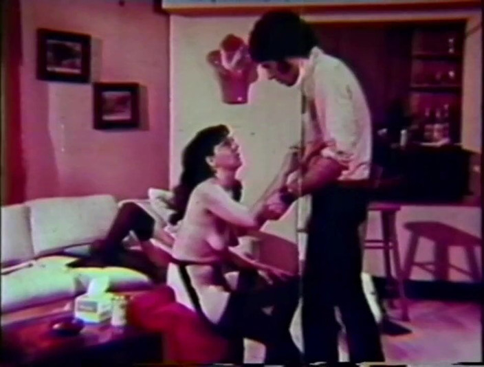 Vintage megastore: ビンテージポルノ:ソファで犯された素晴らしいブルネット。