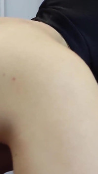 MILF seksi memberikan blowjob sensual. Pancutan mani dalam mulut. Menjilat telur dan menghisap