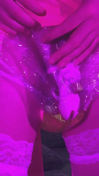 Sissy se fait pisser - puis je lui trait la prostate jusqu’à ce qu’il jouisse