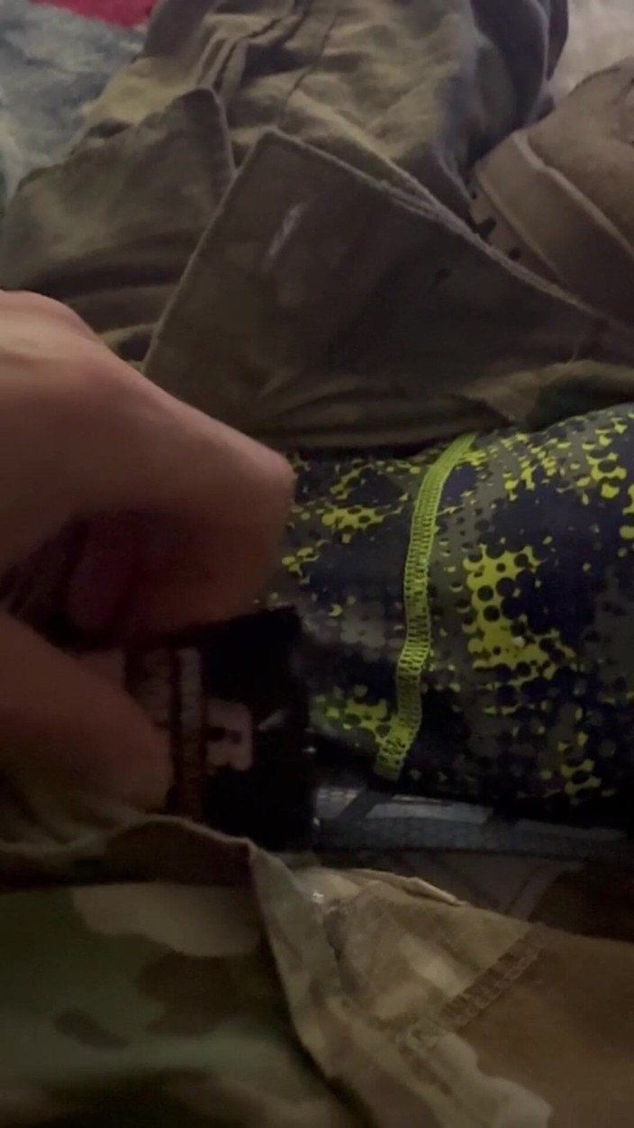 Gay Soldier Stuff: Soldado del ejército estadounidense se masturba en su uniforme y...