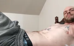 Deitado na cama com seu amigo masturbando e vamos gozar juntos