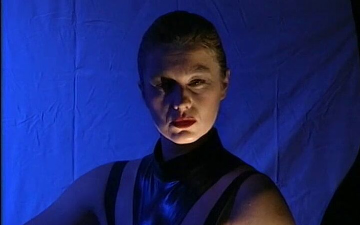 Tabu Film: El látex pervertido se desordena en la semi-oscuridad