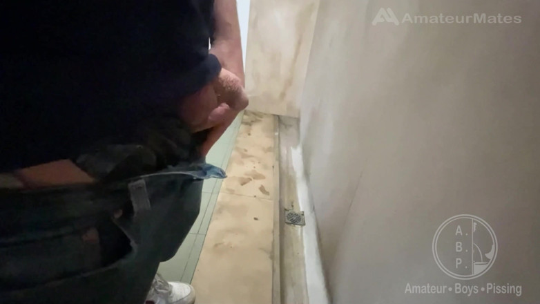 AmateurBoysPissing: Halka açık pisualda gözetleme, gözetleme, teşhir, azdırma