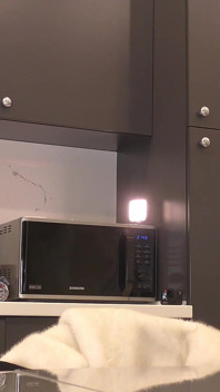 Grandes tetas con curvas y tetona belleza caliente en pantimedias negras en la cocina se quita las bragas