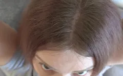 Ivy handboeien Kate en neukt haar gezicht met een voorbinddildo en trekt haar af met een zaklamp