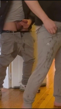 Garoto Desesperado Deixado Do Lado De Fora Por Seu Colega De Apartamento Se Molha E Depois Se Vinga