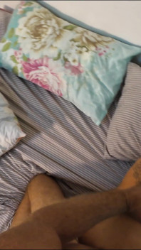 Hombre de 58 años usando pequeña asiática de 18 años como juguete sexual