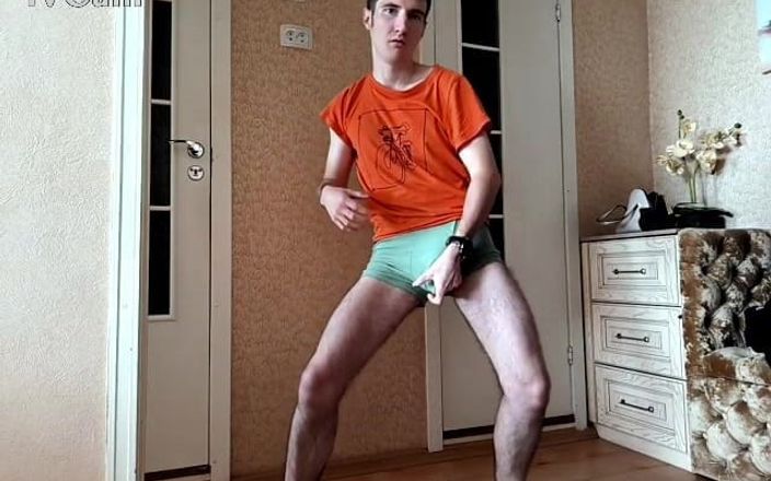 webcamboy98: Un garçon nu secoue une bite et jouit avec un...