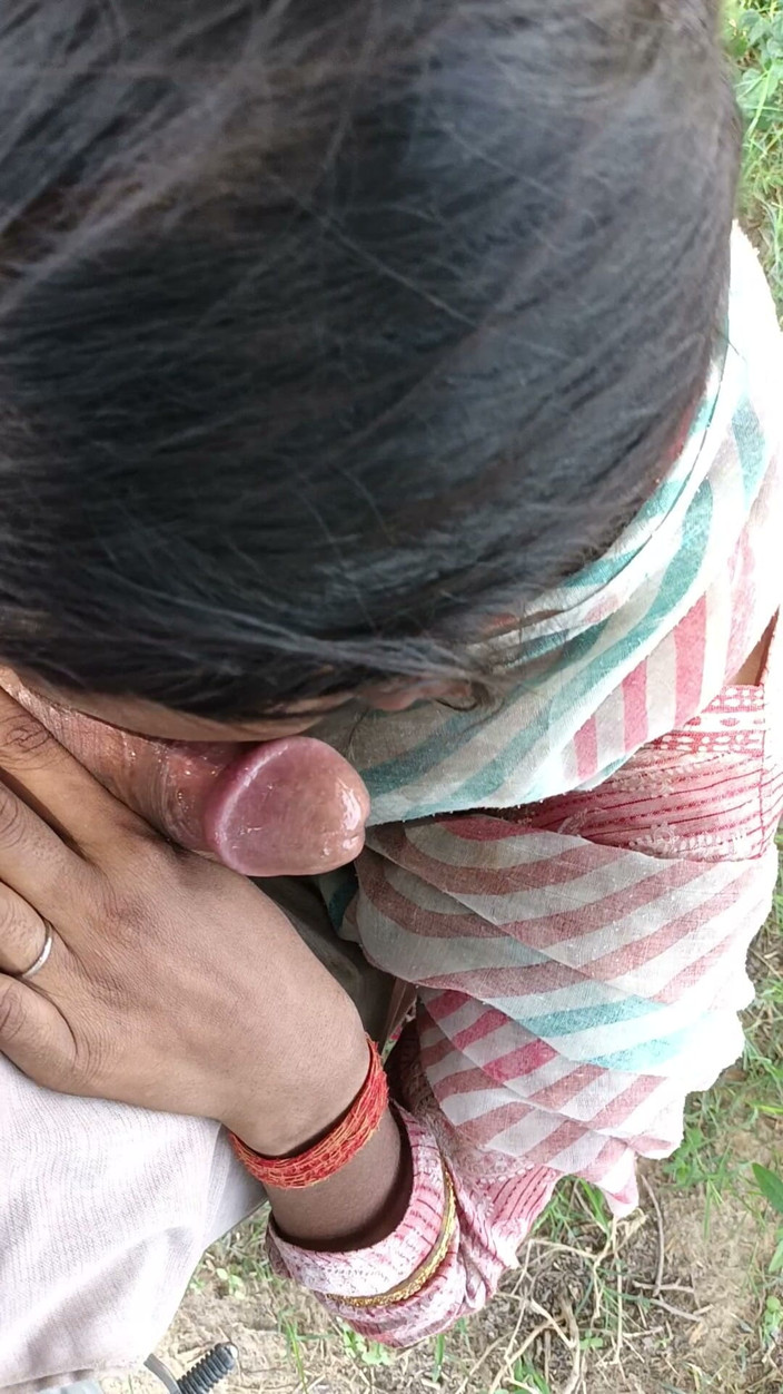 Sexy_Vandana: Beri teman wanita kesayangannya air dengan menghisap zakarnya di hutan