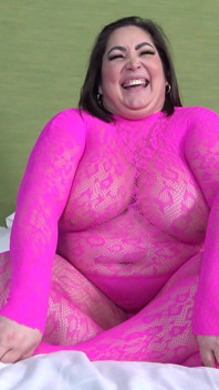 Un Gros Potelé Avec Des Seins Monstrueux Baise Un Yaourt. Mae Quira Sur Pepeporn