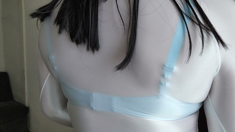 Sexy shinny clothes: MI ACCAREZZA IL SENO