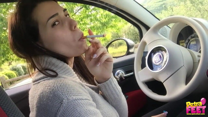 Smokin Fetish: Une ado sexy fume dans une voiture