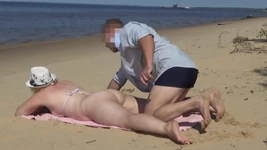 Známá milfka na pláži-celé video
