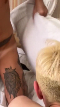 Papi und studenten mit großen schwänzen gingen um das enge arschloch von Twink herum und kamen in anal