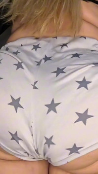 Adora mostrare il suo delizioso culo! La matrigna rimbalza le natiche
