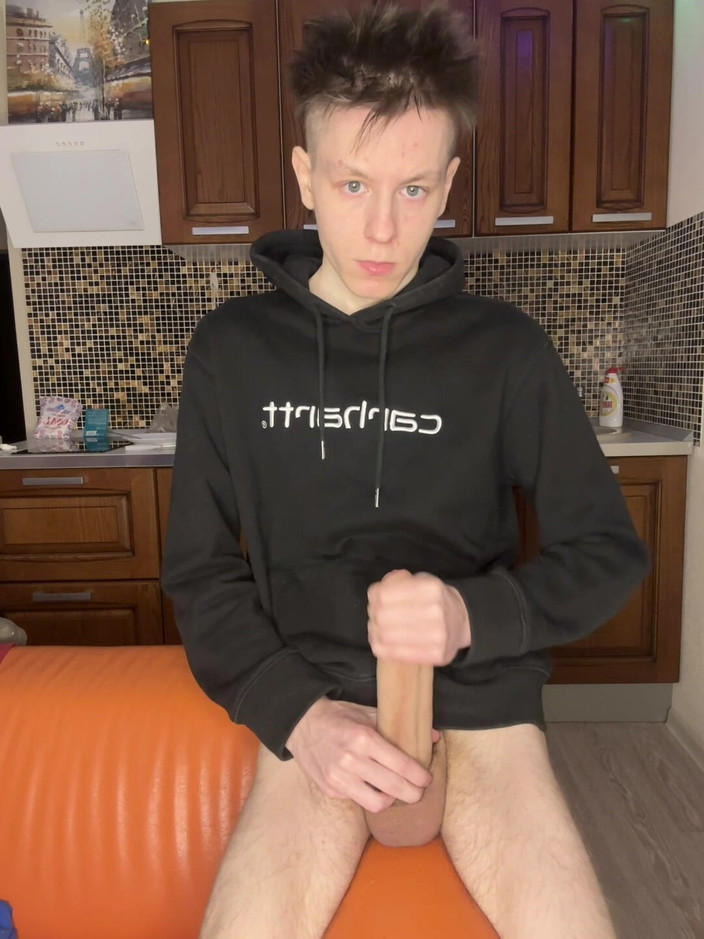 Morflot24: 18 ans toute seule caresse une bite monstrueuse en imaginant...