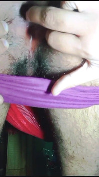 Indígena gay crossdresser xxx em saree vermelho dedilhado em sua bunda