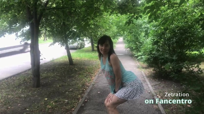Zetration: Nádherná brunetka si hraje nezbedně ve vašem parku bez kalhotek!