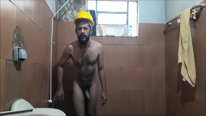 Stink HairyMale: Pissen auf helm