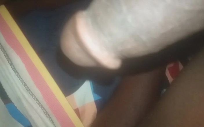 Badman4606: 彼の部屋で自慰行為をしているクレイジーな男。