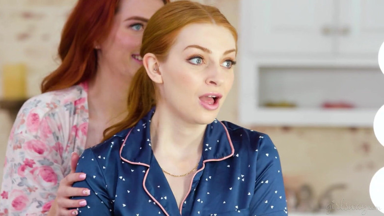 Girlsway: Girlsway - Aria Carson fait une maquillage sexy à Maya Kendrick, puis...