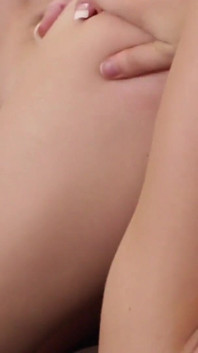 Aksi lesbian lesbian elsa jean dan rachel james yang saling scissoring dengan stoking jala dan jilat kaki