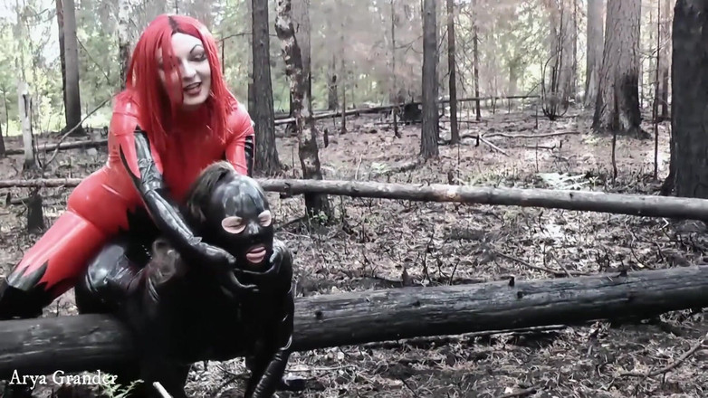 Arya Grander: Joc cu fetiș cu latex cu păpușă de cauciuc