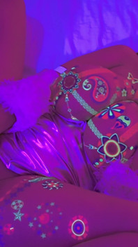Neon Glow- Une Bombasse Masquée Aux Seins Énormes Se Masturbe En Solo En Gémissements Anime - Lilykoti