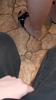 Moja gorąca macocha w spódniczce mini nawet nie wie, że masturbuję się za nią