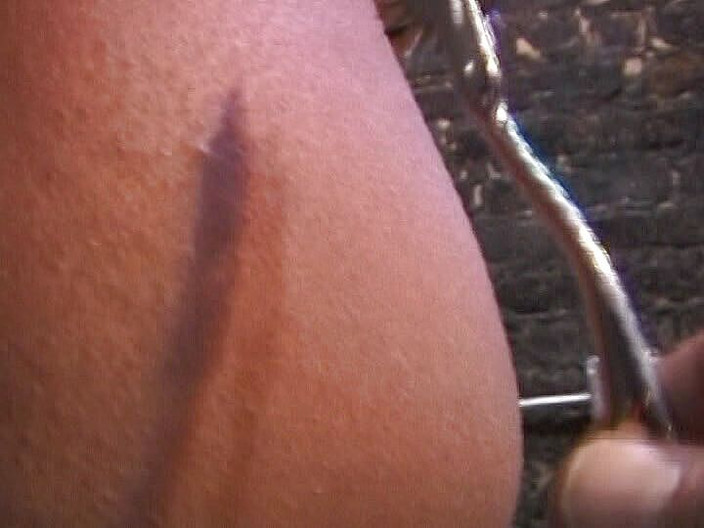 Vintage Fetish: Ebenová holka je bičována, zatímco je roubíka a svázaná