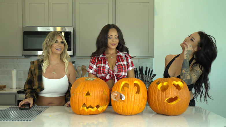 Evelin Stone: Kiki Mariah_970 Evelin Carve Pumpkins Nude Photoshoot After