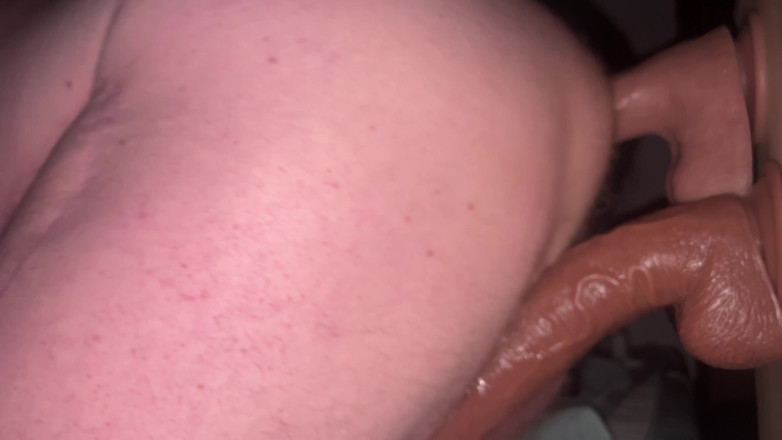 Almaviva: Kakek ini lagi asik muasin memeknya pakai tiga dildo favoritnya,...